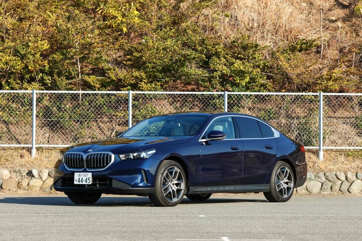 【BMW 523iエクスクルーシブのスペック】
	ボディーサイズ:全長×全幅×全高=5060×1900×1515mm/ホイールベース:2900mm/車重:1760kg/駆動方式:FR/エンジン:2リッター直4 DOHC 16バルブ ターボ/モーター:交流同期電動機/トランスミッション:8段AT/エンジン最高出力:190PS(140kW)/5000rpm/エンジン最大トルク:310N・m(31.6kgf・m)/1500-4000rpm/モーター最高出力:7PS(5kW)/6000rpm/モーター最大トルク:25N・m(2.5kgf・m)/500rpm/タイヤ:(前)245/45R19 102Y XL/(後)245/45R19 102Y XL(ピレリPゼロ)/燃費:14.4km/リッター(WLTCモード)/価格:798万円