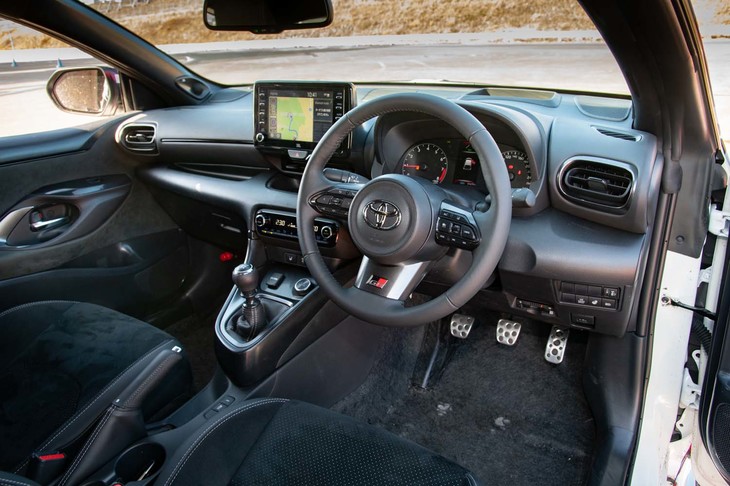 インテリアの基本デザインは標準車の「ヤリス」と同じだが、ブラック一色のインストゥルメントパネルに飾り気は皆無。