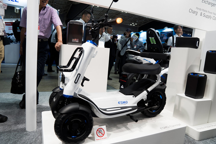 電動カートのコンセプトモデル「ESMO(エスモ)」。フロント2輪の三輪スタイルで、フロントの足まわりにはサスペンションを採用。バイクメーカーらしいアクティブで若々しいスタイルを目指したという。
