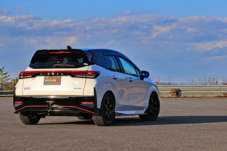 開発中の空力パーツが装着された「ノート オーラNISMO」。パーツはいずれも、ダウンフォースの向上と前後の空力バランスの最適化を図ったものとなっている。