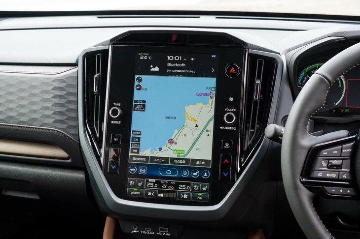 装備の充実ぶりは新型「フォレスター」の大きな魅力で、11.6インチセンターインフォメーションディスプレイやナビゲーション機能、ETC2.0車載器などを標準で採用。また広範なグレードにフル液晶メーターやハンズフリーテールゲートを採用している。