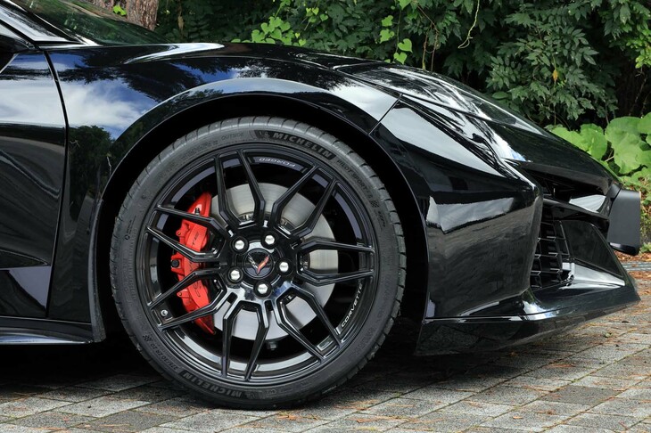 タイヤサイズは前が275/30ZR20、後ろが345/25ZR21。タイヤは「ミシュラン・パイロットスポーツ4 S ZP」が標準で、本国仕様にはオプションで「パイロットスポーツ カップ2」も用意される(「Z07パフォーマンスパッケージ」に含まれる)。