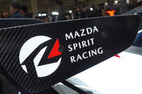 マツダのモータースポーツサブブランド「MAZDA SPIRIT RACING」のロゴマーク。スーパー耐久に参戦するマシンにも同ロゴマークが付けられている。