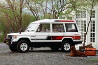 1983年に追加された5ドアモデルのサイドビュー。初代「パジェロ」では、クルマの軸はボディーのピーク、写真でいえばサイドデカールの中央あたりを通っていたのだが……。