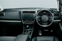 Aピラーの付け根を前方に移したことで視界を改善し、キャビンエリアを拡大したとうたわれるBR型「レガシィ アウトバック」のインテリア。米ハーマンカードンのサラウンドサウンドシステムをオプション設定するなど、高級路線を目指していた。