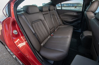 前席同様、後席についても快適な着座姿勢を追求して設計が変更された。写真はホイールベースの長い「アテンザセダン」のもの。