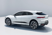 ジャガー各車のボディーサイドの陰影に注目。まずは「Iペース」から。