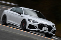 ワインディングロードを行く「RS 5クーペ」。ボディーサイズは全長×全幅×全高=4715×1860×1365mm、ホイールベースは2765mm、車重は1750kgと発表されている。