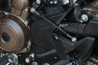 トランスミッションには変速時のクラッチ操作およびエンジンの回転合わせを不要とするイージーシフトシステムを採用。タッチスクリーンの操作で、機能をオフにすることもできる。