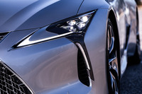 3眼式のヘッドランプやデイライト機能付きクリアランプに加え、コーナリングランプにもLEDが用いられている。縦基調のターンランプデザインと組み合わされたエアインテークは、前面からの風をフロントホイールアーチへと流し、整流効果を高めるという。