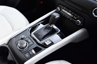 2.5リッターターボモデルのトランスミッションは6段ATのみ。シフトレバーの周辺はピアノブラックのパネルで飾られる。