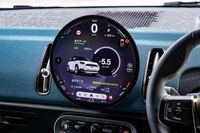 韓国サムスンディスプレイがMINI専用に開発したというダッシュボード中央部の「インタラクションユニット」。タッチ機能付きの9.4インチ丸型OLEDディスプレイで、表示の美しさも特徴のひとつ。