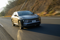 駆動用リチウムイオンバッテリーはセル数を拡大し、容量が71.4kWhから74.69kWhにアップ。WLTCモードの一充電走行距離は746kmを実現した(オプションの20インチホイール装着だと673km)。