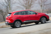 伸びやかなルーフラインに前後フェンダーの隆起、後方でキックアップしたショルダーラインなど、「カジャー」のスタイリングはSUVらしからぬスポーティーなものとなっている。