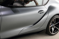 新型「スープラ」の抑揚の大きさは尋常(じんじょう)ではなく、ボディー側面ではリアフェンダーのふくらみと形状をつなげるため、ドアの後方にパネルが1枚追加されている。(写真=荒川正幸)