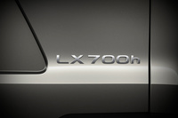「LX700h」のリアエンブレム。