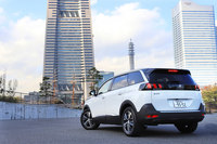 「3008」のボディーをストレッチして開発された3列シートSUVの「5008」。駆動方式はFFのみで、4WDの設定はない。