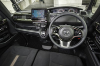 こちらは「カスタム」のインテリア。ダッシュボードの前面をラメの入ったパネルで飾るなど、エクステリアと同様に、主張の強い仕立てとなっている。