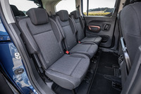 2列目シートは3席が独立しており、いずれもワンアクションで折りたたむことができる。折りたたんだシートは床面とほぼフラットに格納される。