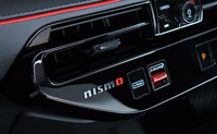 インストゥルメントパネルには「NISMO」のメタルエンブレムが添えられる。