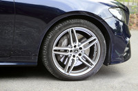 タイヤサイズは前が245/40R19、後ろが275/35R19。「E400 4MATIC」の足まわりにはエアサスペンションが標準装備される。