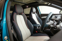 シート表皮は人工皮革で、ヒーターや電動調整機能も完備。このほかパノラマサンルーフなど全部入りが「ATTO 3」の魅力だ。