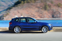 従来型と比べると、全高は同じで全幅が+10mm、全長は+55mmと、ボディーサイズがわずかに拡大されている。