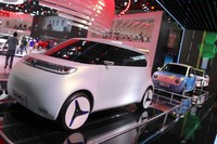 長城(グレートウォール)のシティーEVブランド「オーラ」。左から「R2」「R1」。