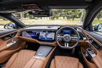 メルセデスの最先端をいく電気自動車「EQE」などと似た雰囲気に仕上げられた新型「Eクラス」のインテリア。そのいっぽうで運転席に乗り込むと、奥行きの浅いダッシュボードや適度に立ったAピラーといったメルセデス伝統の車両感覚が今も残ることに気づく。