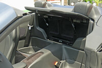 新開発のウインドディフレクターは、後席の背もたれを写真のように展開する仕組みとなっている。以前の2+2オープンモデルと比べて、前席乗員の頭部周囲に発生する乱流の抑制効果が、約30%向上している。(写真:webCG)