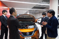 「ノートe-POWER」の実車を前に、筆者の質問に答える開発メンバー。