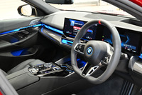 新型「BMW 5シリーズ」が日本上陸 BEVの「i5」と4気筒エンジン車のみをラインナップの画像