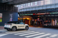 薄暗い高架下に止まる車両もしっかり検知。車外の明るさが場所によって異なるようなシーンでも、試乗時は自動運転の正確性に変化はなかった。