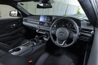 インテリアカラーはブラックのみの設定。エアコンの操作パネルやコンパクトなセンタースクリーンなど、全体的には1世代前のBMW車を思い出させるしつらえだ。