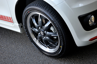 足元の仕様では、フロントの“13インチ”ベンチレーテッドディスクブレーキや、ブリヂストンのスポーツタイヤ「ポテンザRE050A」、ツートンカラーのアルミホイールなどが標準車との違いとなる。