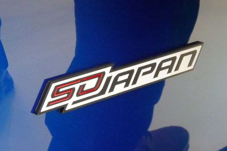 リアホイールアーチ前に貼られた50周年記念バッジ。