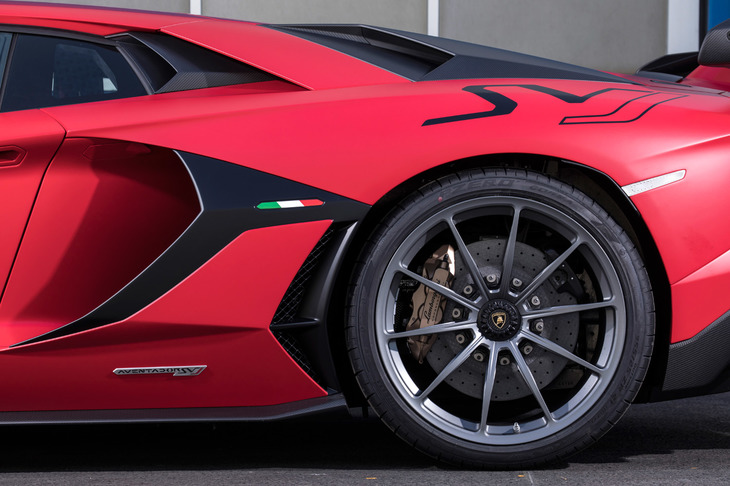 車体のリアセクションを飾る「SVJ」のロゴと「AVENTADOR SVJ」のバッジ。車名のSVJは、SVが「Super Veloce」、Jが「JOTA」を意味している。