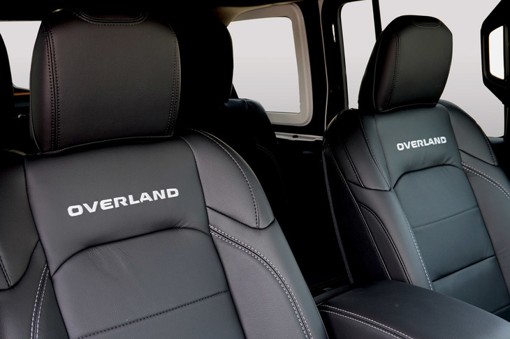 「OVERLAND」刺しゅう入りブラックレザーシート(フロントはシートヒーター付き)。