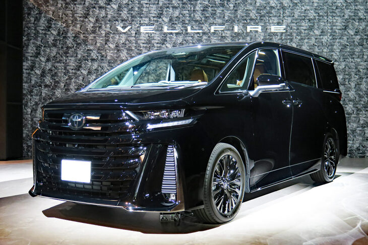 新型「ヴェルファイア」(写真)においては、独自のサスペンションチューニングやボディー補強を施すなどして、新型「アルファード」よりもドライバーズカーとしての性格が強められている。