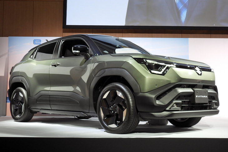 ステージ上に飾られた「スズキeビターラ」。