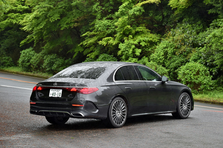 【メルセデス・ベンツE350eスポーツ エディションスターのスペック】
	ボディーサイズ:全長×全幅×全高=4960×1880×1485mm/ホイールベース:2960mm/車重:2210kg/駆動方式:FR/エンジン:2リッター直4 DOHC 16バルブ ターボ/モーター:交流同期電動機/トランスミッション:9段AT/エンジン最高出力:204PS(150kW)/6100rpm/エンジン最大トルク:320N・m(32.7kgf・m)/2000-4000rpm/モーター最高出力:129PS(95kW)/2100-6800rpm/モーター最大トルク:440N・m(44.9kgf・m)/0-2100rpm/システム最高出力:312PS(230kW)/タイヤ:(前)245/40R20 99Y XL/(後)275/35R20 102Y XL(ミシュランeプライマシー)/燃費:12.6km/リッター(WLTCモード)/価格:988万円
	
	【取材時の燃費データ】
	テスト距離:298.5km(市街地1:高速道路8:山岳路1)/使用燃料:22.4リッター(ハイオクガソリン)/参考燃費:13.3km/リッター(満タン法)/14.2km/リッター(車載燃費計計測値)