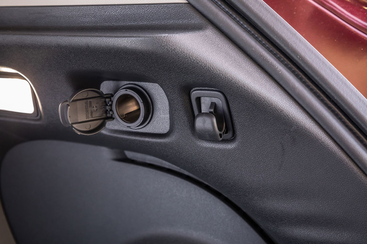 ホンダZR-V e:HEV Z(12Vアクセサリーソケットとコンビニフック)