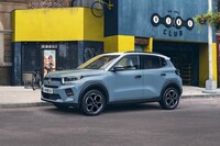 ステランティスのマイルドハイブリッドは1.2リッター3気筒ターボエンジンにモーター内蔵のデュアルクラッチ式ATを組み合わせる。写真は2025年10月に国内導入が発表されたばかりの新型「シトロエンC3ハイブリッド」。