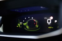 メーターは、メインの液晶画面よりも前方に透明なパネルがレイアウトされており、立体的にさまざまな情報を映し出せるようになっている。