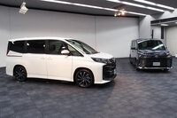 新型「トヨタ・ノア」(左)と「ヴォクシー」(右)。