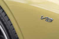 V8モデルでは、フロントフェンダー左右に小さな「V8」エンブレムが付く。反対に、W12モデルには搭載エンジンを示すエンブレム類は装着されない。