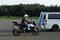 ブレーキアシストの制御にもさまざまなパターンがあるが、今回の試乗では、「ブレーキ力が増強されるのはフロントのみ」「フロント、ないしフロント/リア両方のブレーキが操作された場合は“10”、リアブレーキのみ操作された場合は“8”の力でブレーキをアシストする」「ABSが作動するほどの制動力は発生しない」……という設定がなされていた。