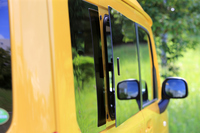 後席の窓は、内側から外側へ開くポップアップ式を採用。