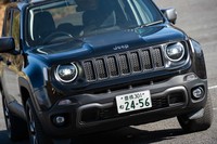 燃料タンクや変速機など純エンジン車と同じ部分に加えて、リチウムイオンバッテリーもスキッドプレートで保護されているのがプラグインハイブリッドモデルならではだ。