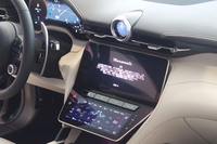 押しボタン式のシフトセレクターをタッチ式液晶パネルの間に配置。ダッシュボードの中央にデジタル式の「マセラティウオッチ」が組み込まれる。